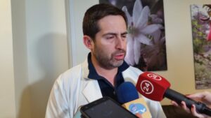 Con cerca del 35% del cuerpo quemado hombre se mantiene a la espera de ser trasladado a Santiago