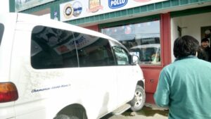 Mujer impactó su automóvil contra muro de carnicería