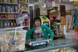 Almacenes de barrio sacan cuentas alegres tras larga celebración de Fiestas Patrias
