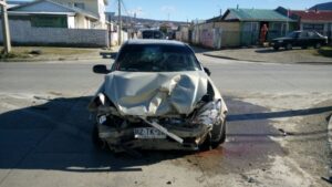 Chofer y madre con su hijo pequeño resultaron lesionados en una colisión de alta energía