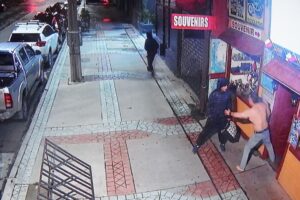 Dueño de local enfrentó a asaltantes y les quitó el arma que usaron para intimidarlo