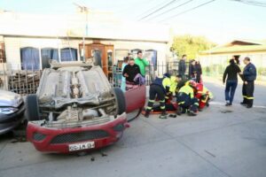 Vehículo volcado tras fuerte colisión en la Población Gobernador Viel
