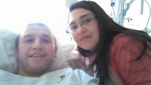 Magallánico que sufrió graves quemaduras comenzó a recibir injertos y espera regresar pronto a Punta Arenas