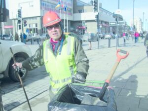 “Don Juanito”, el trabajador de Áreas  Verdes que halló y devolvió valioso celular