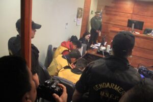 Defensa de ex carabineros que agredieron brutalmente a natalinos piden cambiar lugar de prisión preventiva