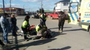 De milagro salvó mujer motociclista que enganchó su cabeza con un cable
