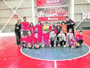 Alumnos de escuelas rurales aprenden básquetbol en común trabajo con Inacap