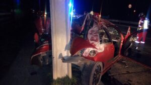 Dos heridos graves dejó volcamiento y posterior choque contra poste en la ruta