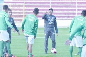 Técnico boliviano habló más que de fútbol en la previa