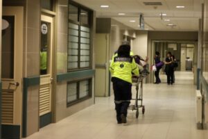 Mujer se quemó con agua hirviendo mientras manipulaba una olla