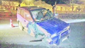 Conductor se estrelló contra poste  y huyó