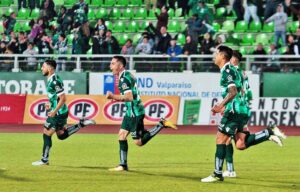La alegría recaló en el  puerto: Wanderers a semis