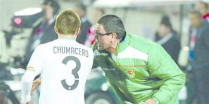 Sancionan a DT boliviano por excesos ante Chile