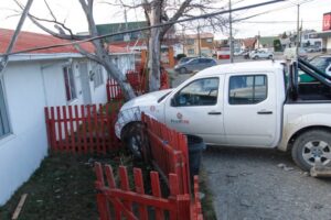 Mujer se fuga luego de chocar puesto de frutas y viviendas fiscales