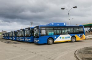 Con seis procesos sancionatorios abiertos, Vía Austral presentó los primeros buses chinos
