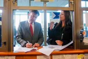 Radonich se querella en contra de ex alcalde Boccazzi y ex secretaria de la Cormupa