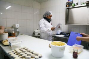Fiscalizan elaboración de empanadas en la semana previa a Fiestas Patrias