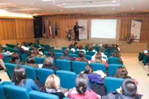 Especialistas en medicina intensiva actualizan a equipo de Unidad de Paciente Crítico