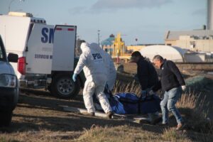 Hombre sin vida fue hallado flotando  en las aguas del Estrecho de Magallanes