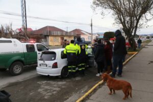 Mujer resultó lesionada en triple colisión por alcance
