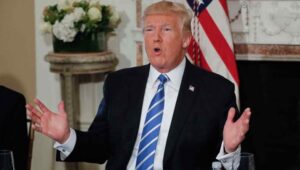 Correos personales abren nuevo frente para Trump