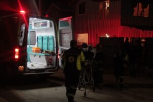 Vecino auxilió a persona postrada: ambos resultaron intoxicados en incendio