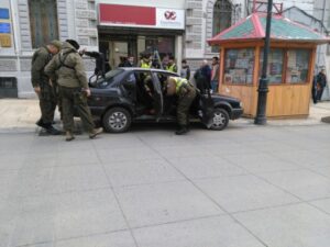 Chofer en estado de ebriedad y copiloto con arma blanca fueron detenidos en pleno centro de Punta Arenas