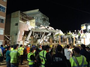 Continúan labores de rescate tras terremoto en México