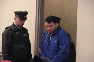 Treinta años de cárcel piden para ex militar acusado de violar a la hija de su pareja