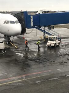 Pasajeros indignados por retraso de más de cuatro horas en vuelo de Sky a Santiago