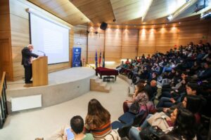 “Mientras más se encarece la medicina, más gente empieza a depender del Estado”