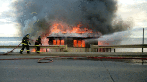Ahora: Incendio destruye casa en 21 de Mayo