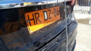 Detienen a chofer que manejaba taxi  con patente y revisión técnica falsificada