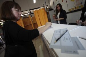 Mujeres de entre 40 y 59 años son las que más han dejado de participar en las elecciones