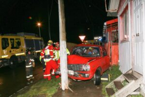 Conductor ebrio provocó accidente  y terminó impactando un poste
