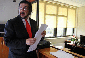 Contraloría aceptó acusación de intervencionismo político interpuesta por abogado Arcos y solicitó antecedentes a intendente