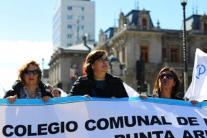 Con marcha de protesta y de luto los profesores conmemoraron su día