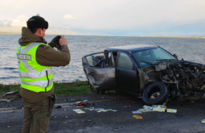Choque entre auto y bus en Natales deja un fallecido