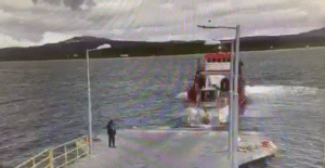 Camión cayó al mar en Natales y chofer salvó de milagro