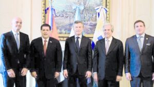 Presentan a Gianni Infantino candidatura para Mundial 2030