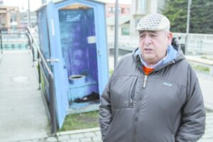 Baño químico abandonado es un foco infeccioso y maloliente