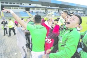 El palo de Zoch le dio una final a Wanderers