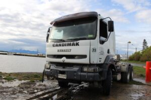 Sacaron camión que cayó a las aguas del canal Señoret en Puerto Natales