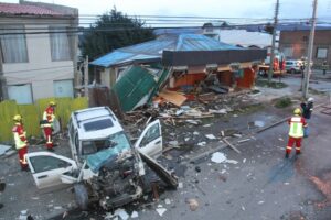 Conductor que impactó y destruyó frontis de casa se encuentra al borde de la muerte