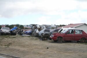 Cementerio de autos sigue “decorando”  la vista de la Alfredo Lorca con chatarra