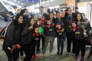 Magallánicos que alcanzaron la cima en Santiago volvieron mostrando sus medallas
