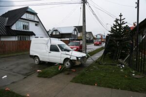 Conductor ebrio impactó su Fiorino contra reja de vivienda