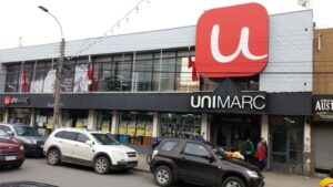 Encapuchado rompió ventanal de supermercado para sustraer botellas de whisky