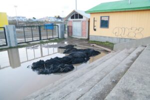 Charcos, basura y rayados ensucian  complejo deportivo de la “18”