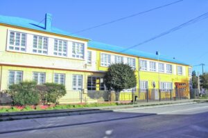 Madres denuncian maltrato a sus  hijos en la Escuela Arturo Prat